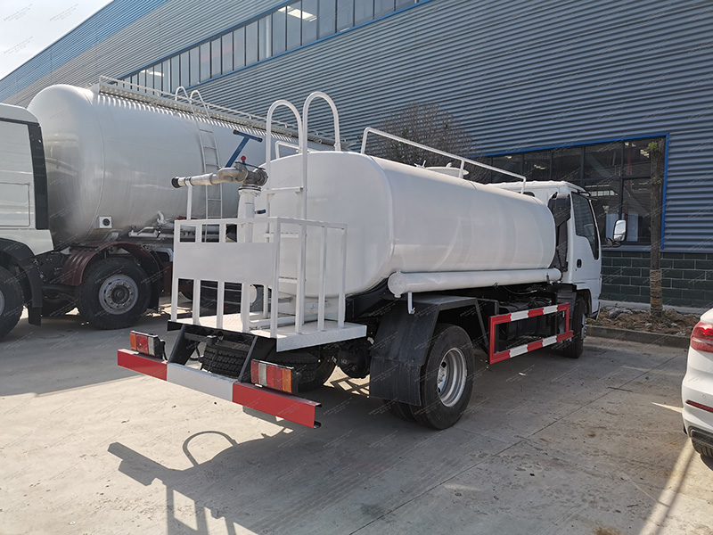 รถบรรทุกสปริงเกอร์ Isuzu 100p