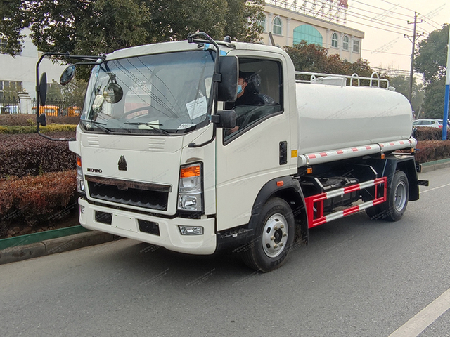 รถบรรทุกถังน้ำ 4x2 8 ลูกบาศก์เมตร