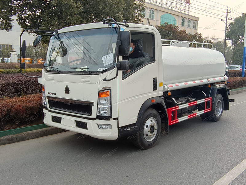รถบรรทุกถังน้ำ 4x2 8 ลูกบาศก์เมตร