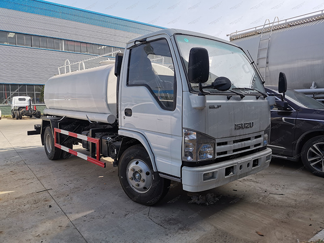 รถบรรทุกสปริงเกอร์ Isuzu 100p