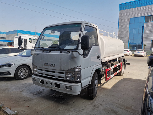 รถบรรทุกสปริงเกอร์ Isuzu 100p