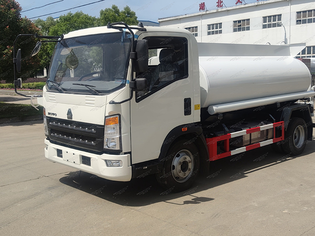 รถบรรทุกถังน้ำ 4x2 ลูกบาศก์เมตร Howo